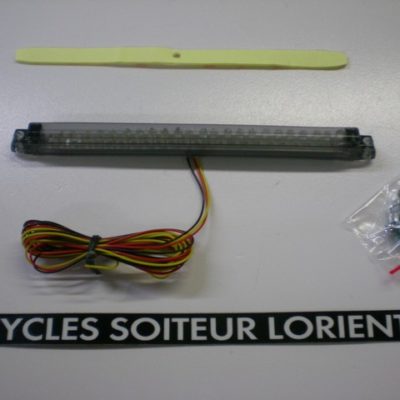 Feu arrière universel à barrette