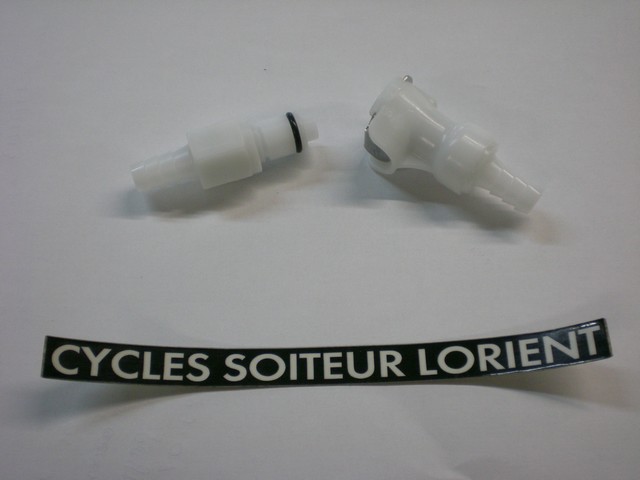 Raccord rapide de durite d'essence