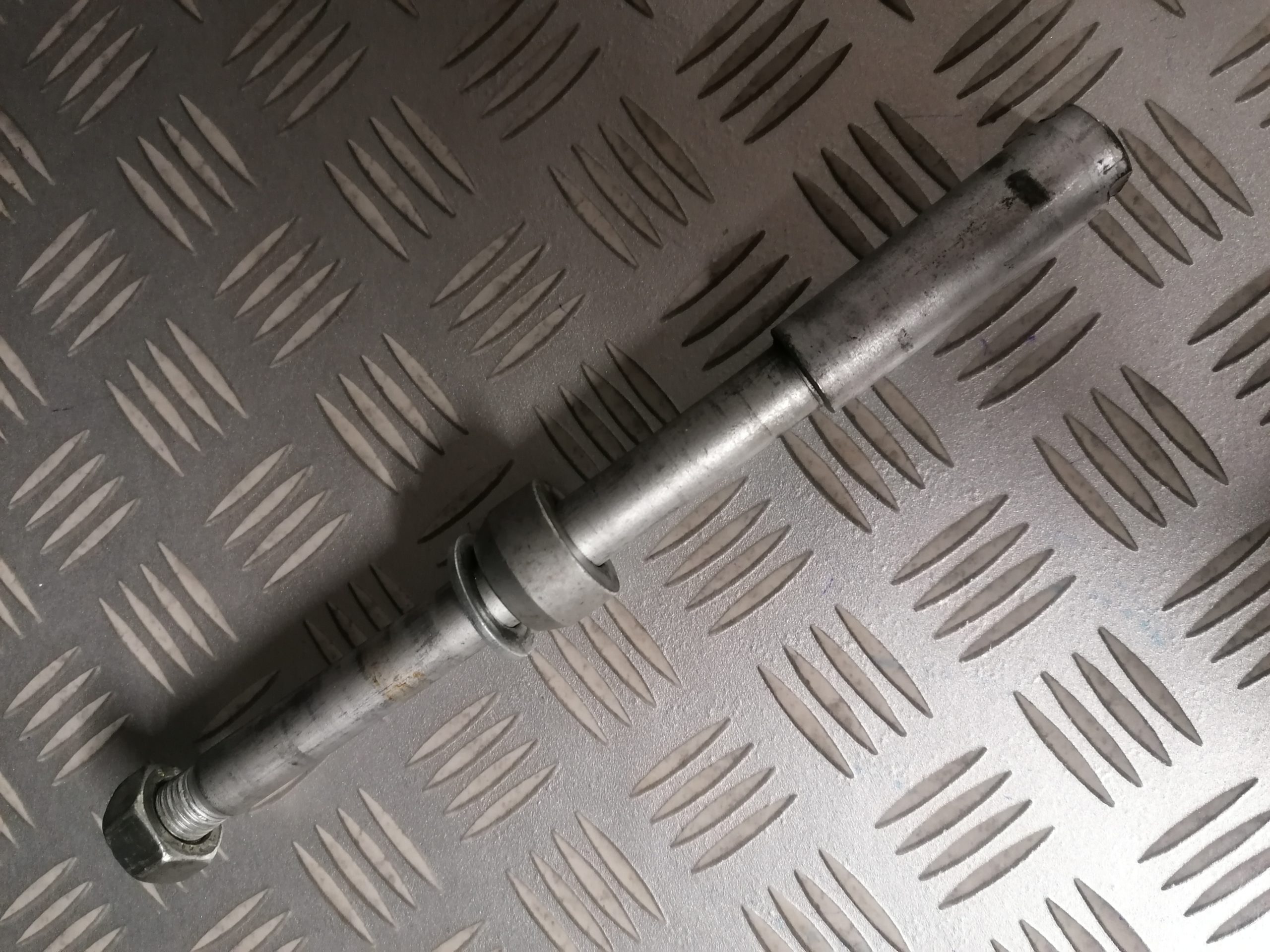 Axe roue avant DERBI