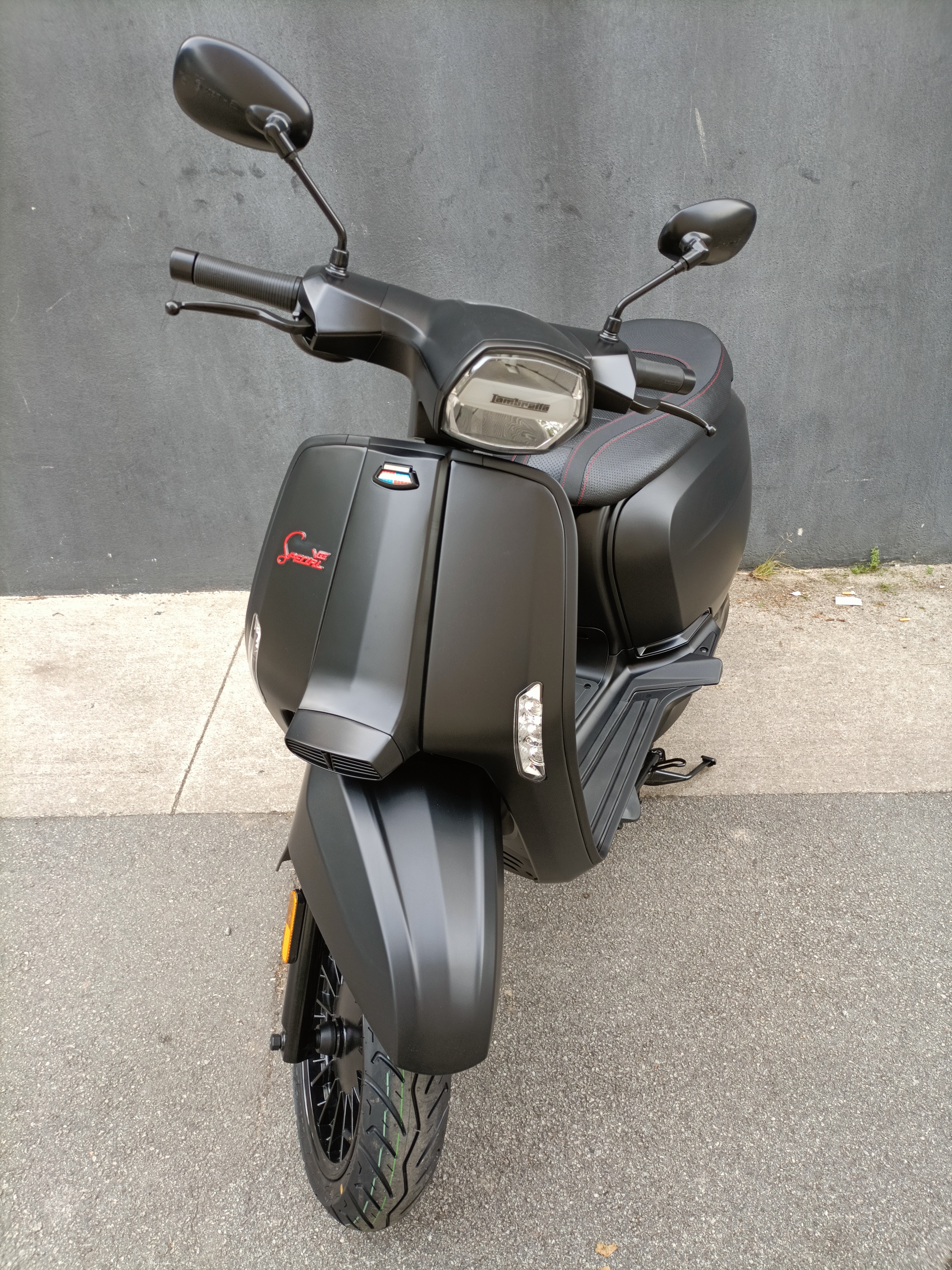 LAMBRETTA V125 ( 3299 € ou 48 € par mois )
