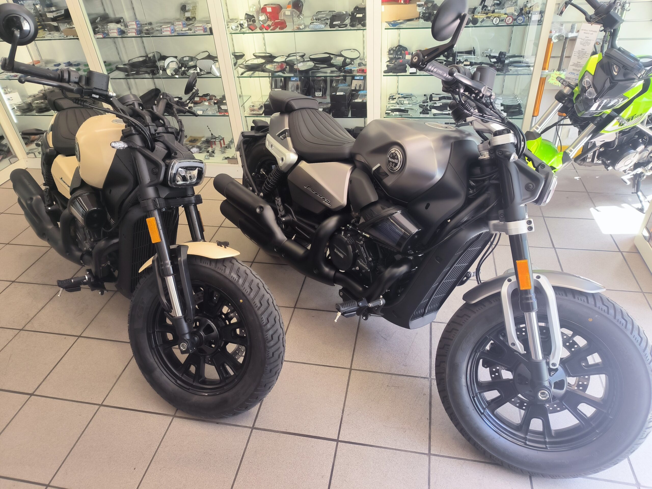 BENELLI BOBBER 400 ( 5999€ ou 79€/mois )